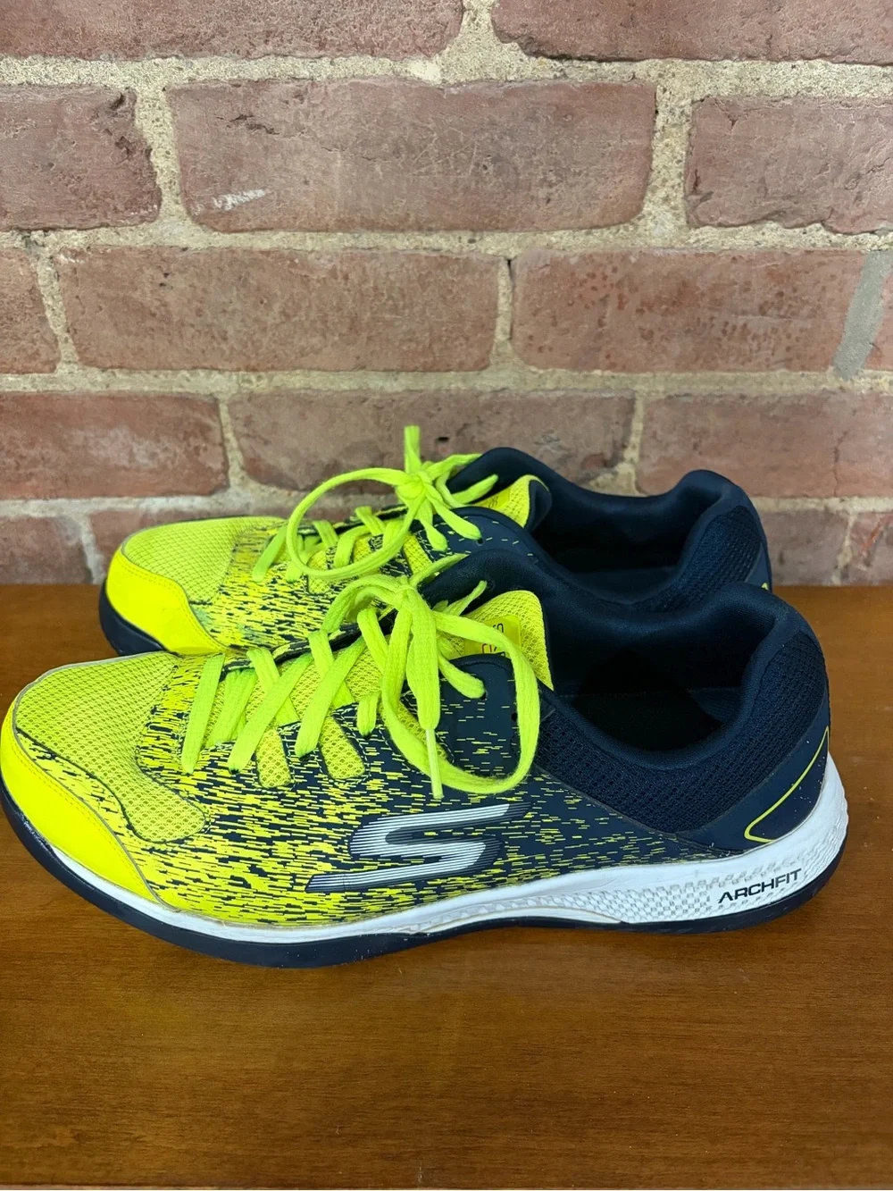 Skechers fluorescent yellow and navy pickleball shoe size 10.5